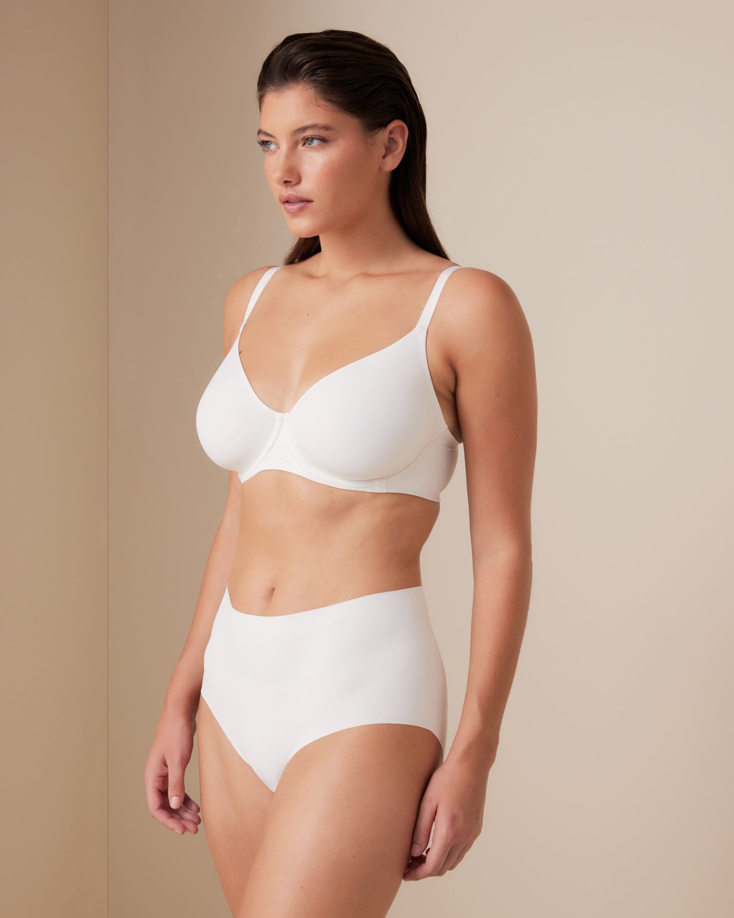 "default-model-info":"Model is 5'7\" and wears a size 14DD"